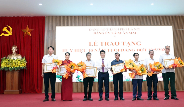 Xuân Mai: 60 đảng viên cao niên vinh dự được nhận huy hiệu Đảng đợt 19/5/2026- Ảnh 10.