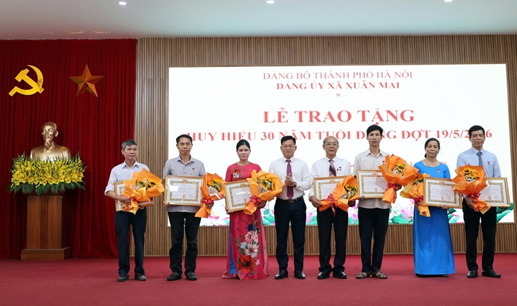 Xuân Mai: 60 đảng viên cao niên vinh dự được nhận huy hiệu Đảng đợt 19/5/2026- Ảnh 12.
