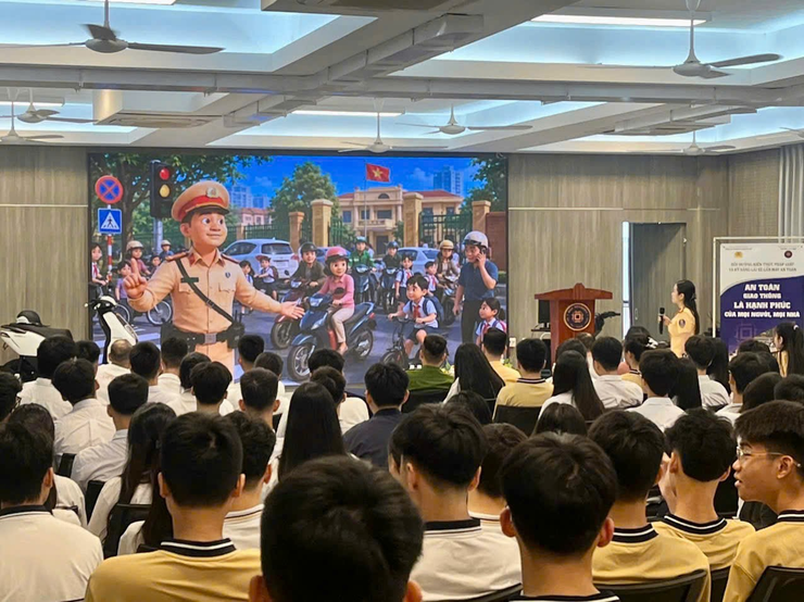Công an phường Phương Liệt tổ chức chương trình Bồi dưỡng kiến thức pháp luật và kỹ năng lái xe gắn máy an toàn dành cho học sinh THPT và cơ sở giáo dục nghề nghiệp tại Trường THPT MAY.- Ảnh 2.