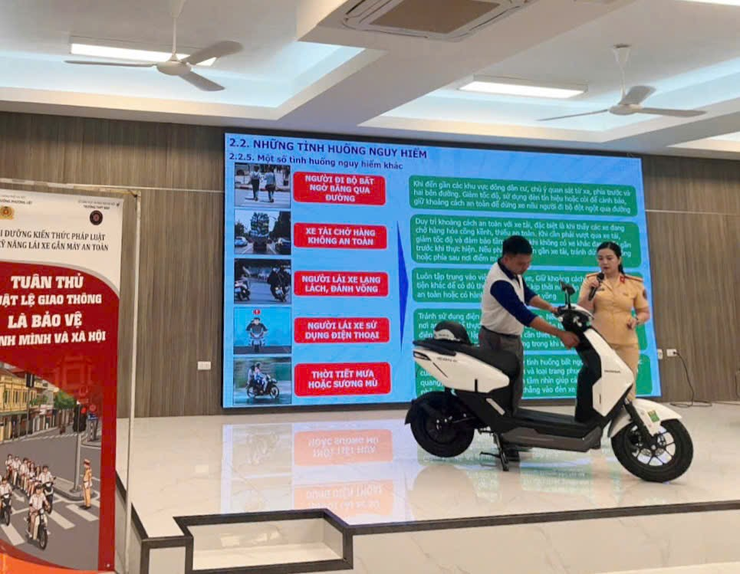 Công an phường Phương Liệt tổ chức chương trình Bồi dưỡng kiến thức pháp luật và kỹ năng lái xe gắn máy an toàn dành cho học sinh THPT và cơ sở giáo dục nghề nghiệp tại Trường THPT MAY.- Ảnh 3.