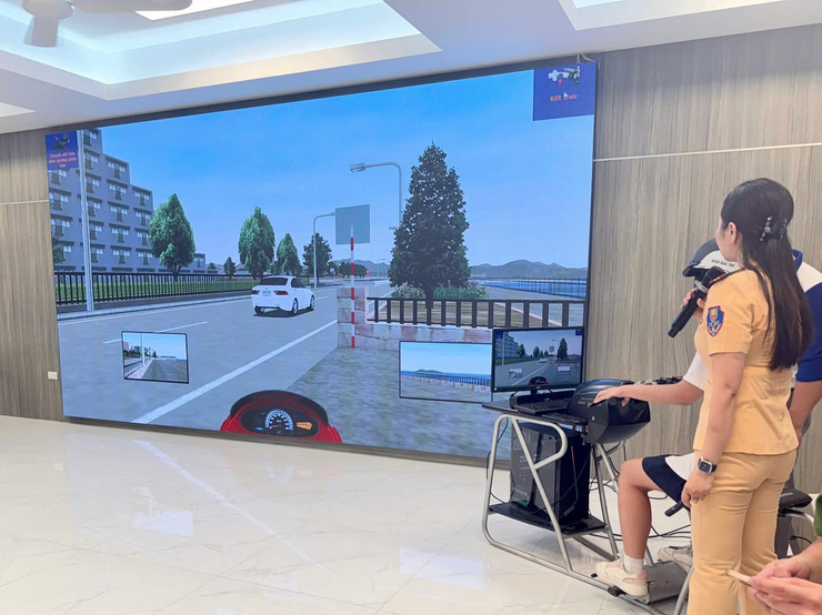 Công an phường Phương Liệt tổ chức chương trình Bồi dưỡng kiến thức pháp luật và kỹ năng lái xe gắn máy an toàn dành cho học sinh THPT và cơ sở giáo dục nghề nghiệp tại Trường THPT MAY.- Ảnh 4.