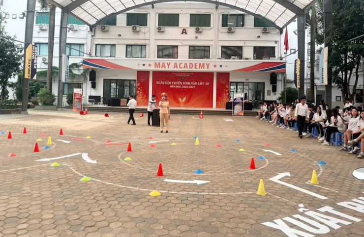 Công an phường Phương Liệt tổ chức chương trình Bồi dưỡng kiến thức pháp luật và kỹ năng lái xe gắn máy an toàn dành cho học sinh THPT và cơ sở giáo dục nghề nghiệp tại Trường THPT MAY.- Ảnh 5.