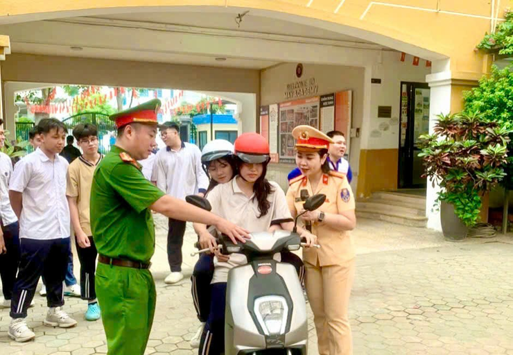 Công an phường Phương Liệt tổ chức chương trình Bồi dưỡng kiến thức pháp luật và kỹ năng lái xe gắn máy an toàn dành cho học sinh THPT và cơ sở giáo dục nghề nghiệp tại Trường THPT MAY.- Ảnh 6.