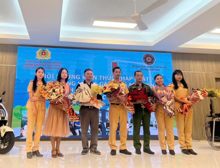 Công an phường Phương Liệt tổ chức chương trình Bồi dưỡng kiến thức pháp luật và kỹ năng lái xe gắn máy an toàn dành cho học sinh THPT và cơ sở giáo dục nghề nghiệp tại Trường THPT MAY.- Ảnh 7.
