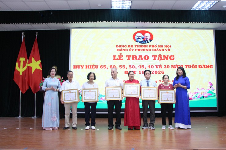 Trang trọng Lễ trao tặng Huy hiệu Đảng dịp 19/5- Ảnh 7.
