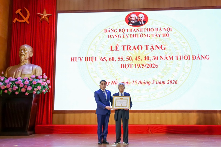 Đảng ủy phường Tây Hồ trao tặng Huy hiệu Đảng đợt 19-5 cho 168 đảng viên- Ảnh 5.