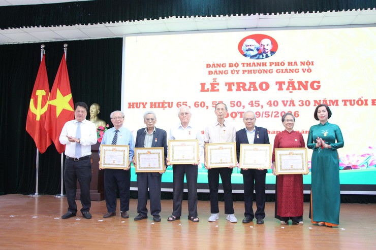 Trang trọng Lễ trao tặng Huy hiệu Đảng dịp 19/5- Ảnh 13.