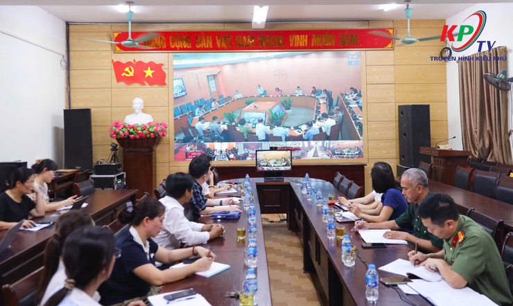Hà Nội triển khai cuộc họp Ban Chỉ đạo Kỳ thi tốt nghiệp THPT thành phố Hà Nội năm 2026 và Ban Chỉ đạo thi, tuyển sinh thành phố Hà Nội năm học 2026-2027 lần thứ 2.- Ảnh 3.