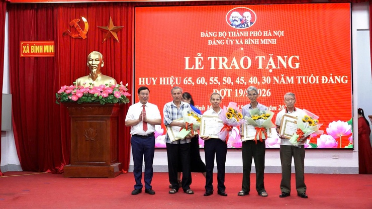 Xã Bình Minh: Trao huy hiệu Đảng dịp 19/5 cho 41 đảng viên- Ảnh 5.