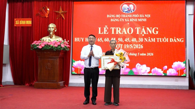Xã Bình Minh: Trao huy hiệu Đảng dịp 19/5 cho 41 đảng viên- Ảnh 3.