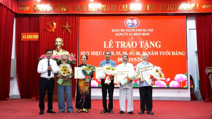 Xã Bình Minh: Trao huy hiệu Đảng dịp 19/5 cho 41 đảng viên- Ảnh 4.