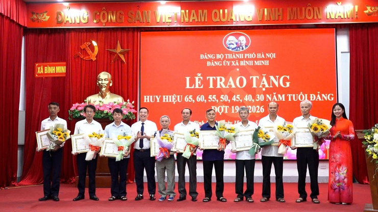 Xã Bình Minh: Trao huy hiệu Đảng dịp 19/5 cho 41 đảng viên- Ảnh 7.