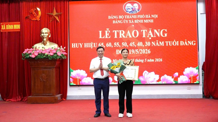 Xã Bình Minh: Trao huy hiệu Đảng dịp 19/5 cho 41 đảng viên- Ảnh 9.