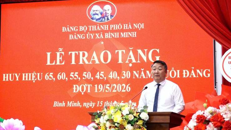 Xã Bình Minh: Trao huy hiệu Đảng dịp 19/5 cho 41 đảng viên- Ảnh 10.