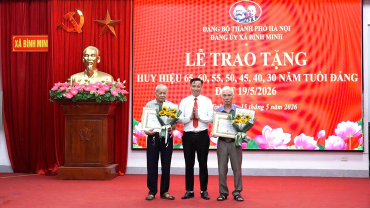 Xã Bình Minh: Trao huy hiệu Đảng dịp 19/5 cho 41 đảng viên- Ảnh 6.