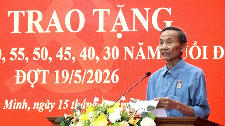 Xã Bình Minh: Trao huy hiệu Đảng dịp 19/5 cho 41 đảng viên- Ảnh 11.