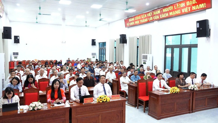 Xã Bình Minh: Trao huy hiệu Đảng dịp 19/5 cho 41 đảng viên- Ảnh 2.