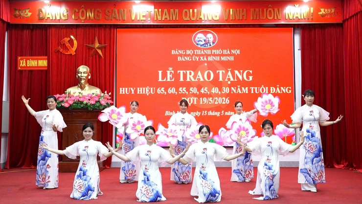 Xã Bình Minh: Trao huy hiệu Đảng dịp 19/5 cho 41 đảng viên- Ảnh 1.