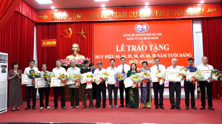 Xã Bình Minh: Trao huy hiệu Đảng dịp 19/5 cho 41 đảng viên- Ảnh 8.