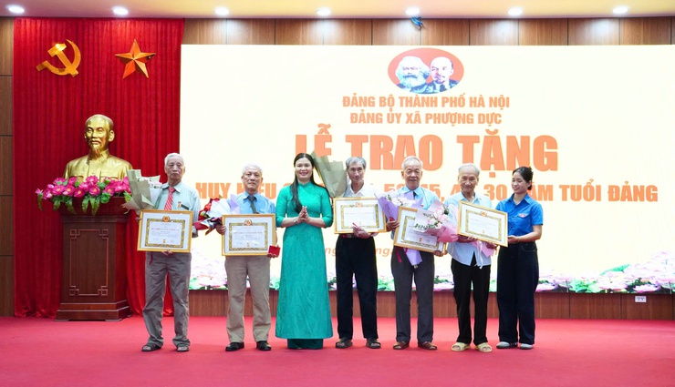 Đảng bộ xã Phượng Dực trao Huy hiệu Đảng tặng 37 đảng viên tiêu biểu- Ảnh 2.