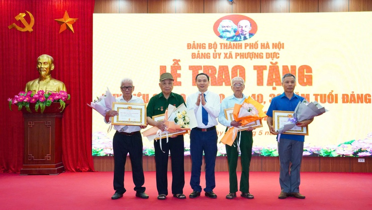 Đảng bộ xã Phượng Dực trao Huy hiệu Đảng tặng 37 đảng viên tiêu biểu- Ảnh 1.