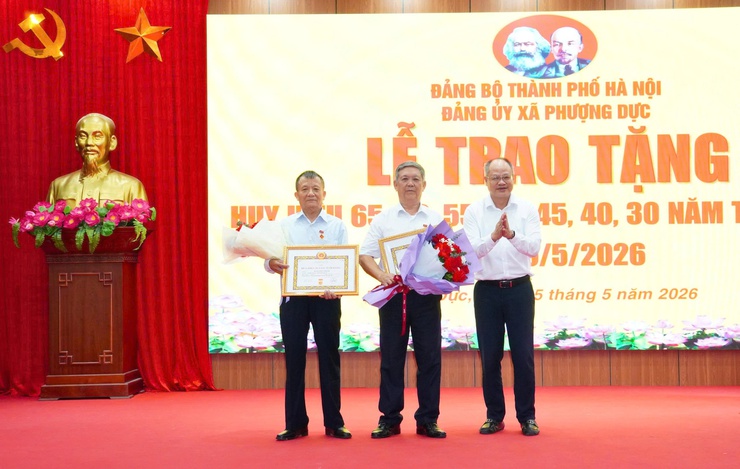 Đảng bộ xã Phượng Dực trao Huy hiệu Đảng tặng 37 đảng viên tiêu biểu- Ảnh 3.