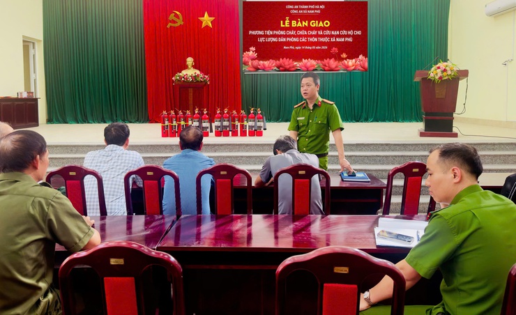 17  đội dân phòng xã Nam Phù được trang bị phương tiện phòng cháy, chữa cháy và cứu nạn cứu hộ - Ảnh 1.
