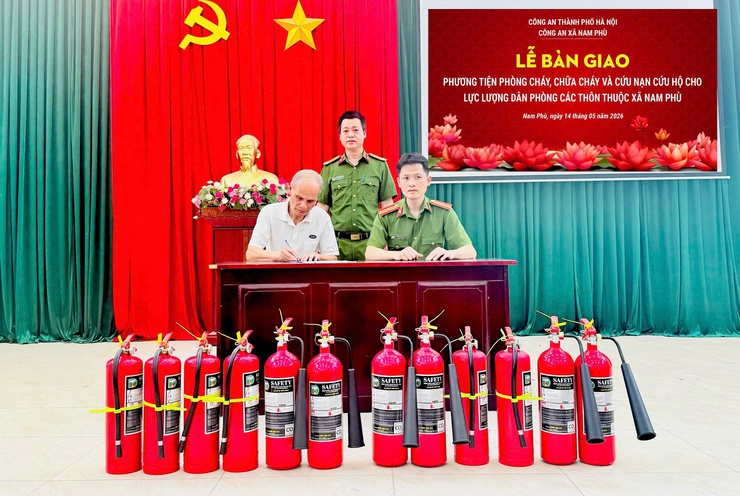 17  đội dân phòng xã Nam Phù được trang bị phương tiện phòng cháy, chữa cháy và cứu nạn cứu hộ - Ảnh 4.