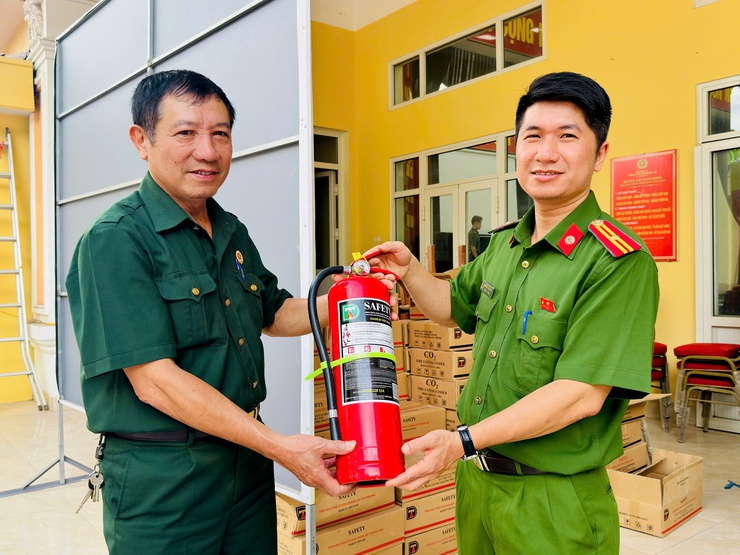 17  đội dân phòng xã Nam Phù được trang bị phương tiện phòng cháy, chữa cháy và cứu nạn cứu hộ - Ảnh 3.