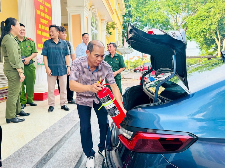 17  đội dân phòng xã Nam Phù được trang bị phương tiện phòng cháy, chữa cháy và cứu nạn cứu hộ - Ảnh 2.