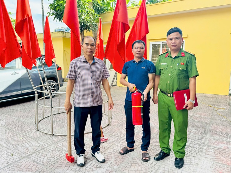 17  đội dân phòng xã Nam Phù được trang bị phương tiện phòng cháy, chữa cháy và cứu nạn cứu hộ - Ảnh 5.
