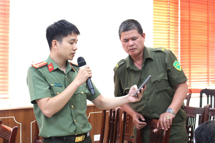 Công an phường Chương Mỹ tổ chức Hội nghị tập huấn công tác quản lý người nước ngoài và tuyên truyền, giải đáp vướng mắc trong thực hiện quy định pháp luật về xuất nhập cảnh- Ảnh 6.