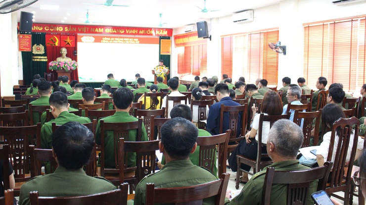 Công an phường Chương Mỹ tổ chức Hội nghị tập huấn công tác quản lý người nước ngoài và tuyên truyền, giải đáp vướng mắc trong thực hiện quy định pháp luật về xuất nhập cảnh- Ảnh 2.