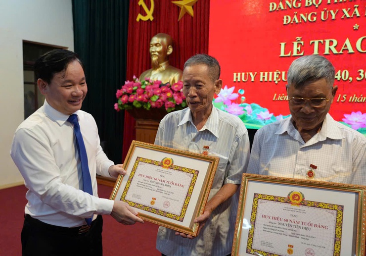 Đảng ủy xã Liên Minh trao huy hiệu Đảng đợt 19/5/2026- Ảnh 3.