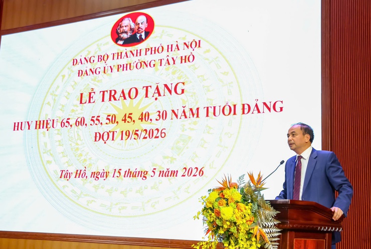 Đảng ủy phường Tây Hồ trao tặng Huy hiệu Đảng đợt 19-5 cho 168 đảng viên- Ảnh 1.