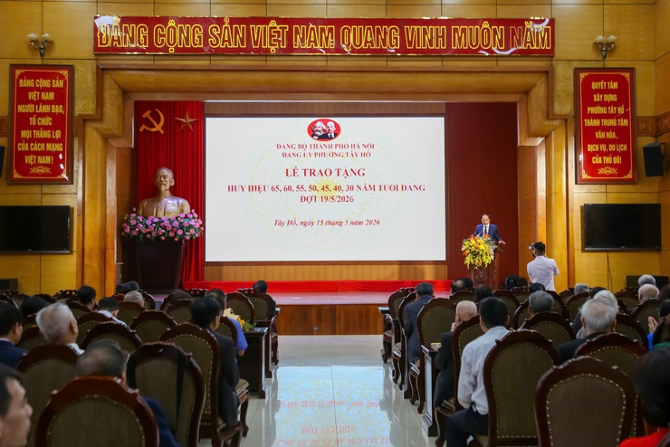 Đảng ủy phường Tây Hồ trao tặng Huy hiệu Đảng đợt 19-5 cho 168 đảng viên- Ảnh 2.