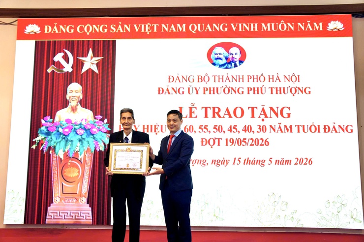 Phường Phú Thượng trang trọng tổ chức Lễ trao tặng Huy hiệu Đảng đợt 19/5/2026- Ảnh 3.