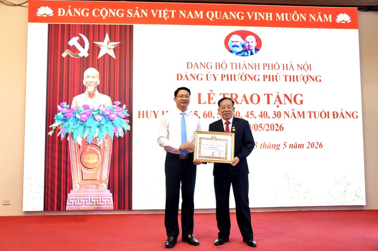 Phường Phú Thượng trang trọng tổ chức Lễ trao tặng Huy hiệu Đảng đợt 19/5/2026- Ảnh 4.