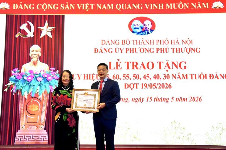 Phường Phú Thượng trang trọng tổ chức Lễ trao tặng Huy hiệu Đảng đợt 19/5/2026- Ảnh 2.