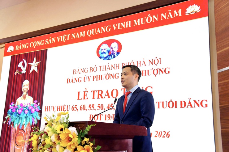 Phường Phú Thượng trang trọng tổ chức Lễ trao tặng Huy hiệu Đảng đợt 19/5/2026- Ảnh 9.
