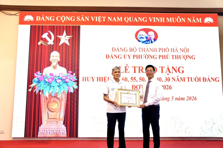 Phường Phú Thượng trang trọng tổ chức Lễ trao tặng Huy hiệu Đảng đợt 19/5/2026- Ảnh 7.