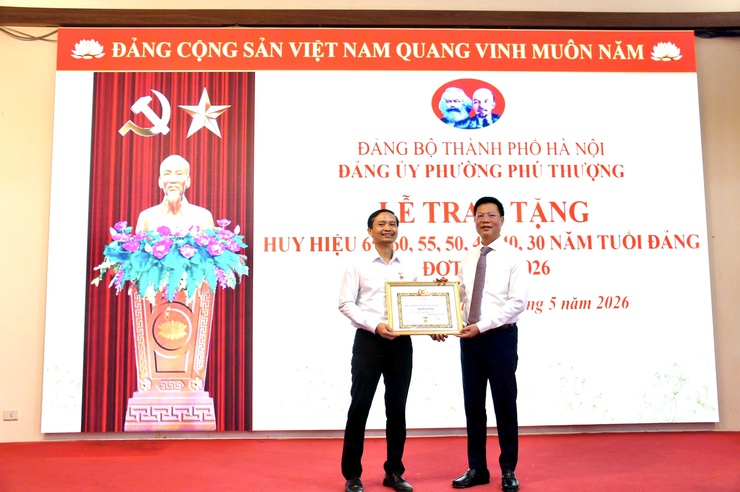 Phường Phú Thượng trang trọng tổ chức Lễ trao tặng Huy hiệu Đảng đợt 19/5/2026- Ảnh 6.