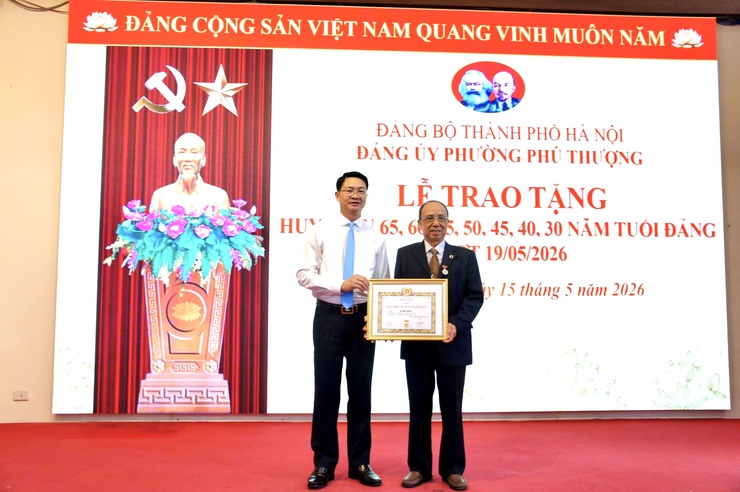 Phường Phú Thượng trang trọng tổ chức Lễ trao tặng Huy hiệu Đảng đợt 19/5/2026- Ảnh 5.