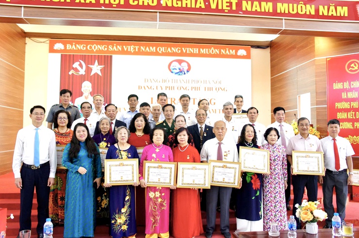 Phường Phú Thượng trang trọng tổ chức Lễ trao tặng Huy hiệu Đảng đợt 19/5/2026- Ảnh 10.