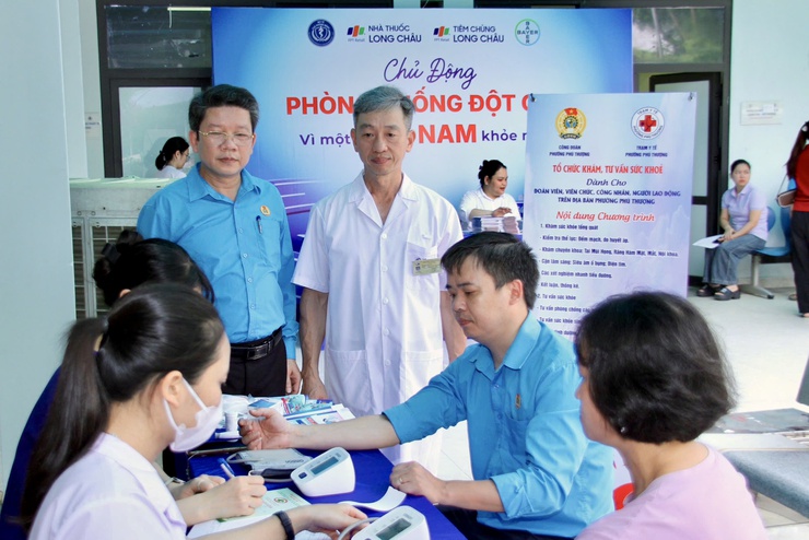 Phường Phú Thượng tổ chức ký kết phối hợp chăm sóc sức khỏe và khám miễn phí cho đoàn viên, người lao động nhân Tháng Công nhân năm 2026- Ảnh 6.