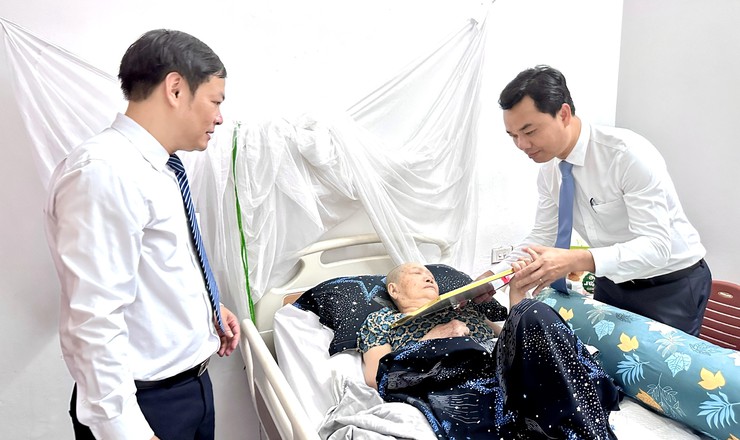 33 đảng viên xã Bát Tràng vinh dự nhận Huy hiệu Đảng đợt 19/5- Ảnh 11.