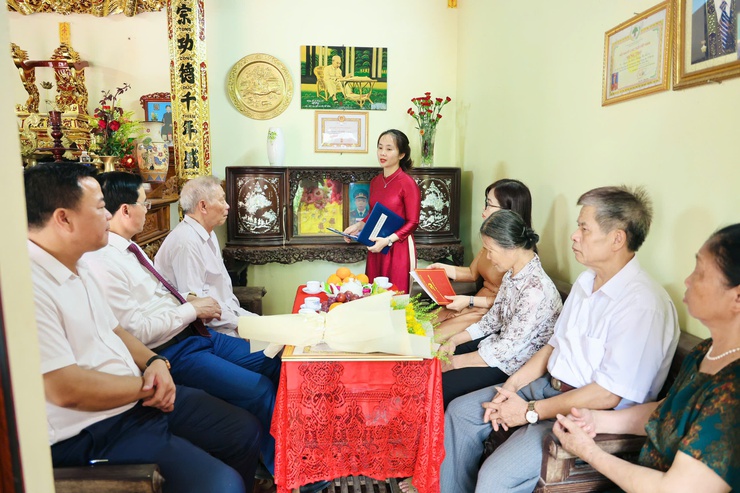 Đồng chí Bí thư Đảng ủy xã Phú Nghĩa trao Huy hiệu 55 năm, 60 năm tuổi Đảng tại nhà riêng cho đảng viên lão thành- Ảnh 1.