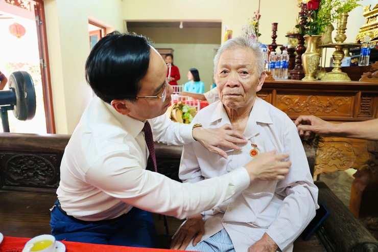 Đồng chí Bí thư Đảng ủy xã Phú Nghĩa trao Huy hiệu 55 năm, 60 năm tuổi Đảng tại nhà riêng cho đảng viên lão thành- Ảnh 2.