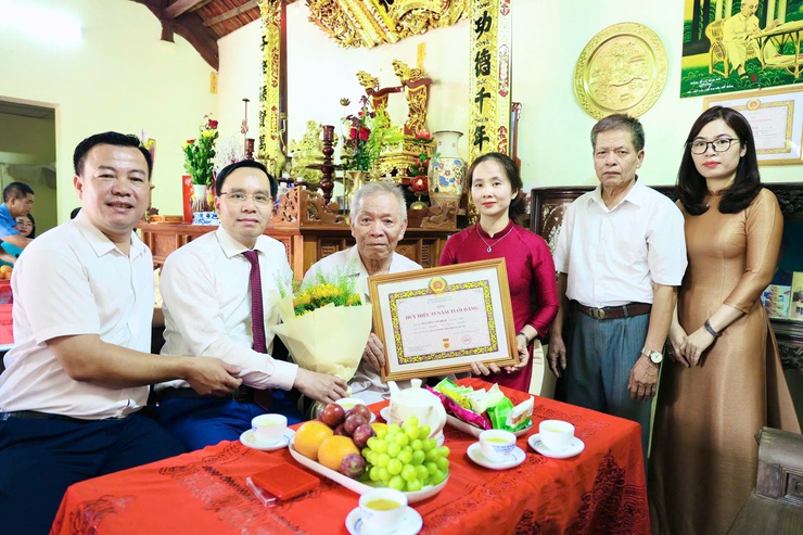 Đồng chí Bí thư Đảng ủy xã Phú Nghĩa trao Huy hiệu 55 năm, 60 năm tuổi Đảng tại nhà riêng cho đảng viên lão thành- Ảnh 3.