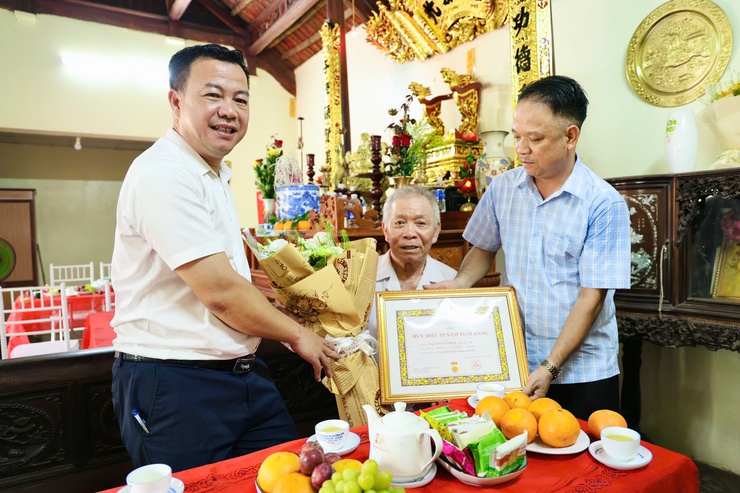 Đồng chí Bí thư Đảng ủy xã Phú Nghĩa trao Huy hiệu 55 năm, 60 năm tuổi Đảng tại nhà riêng cho đảng viên lão thành- Ảnh 4.